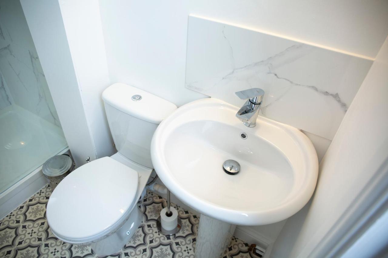 Modern Townhouse Apartment With Free Parking And Wifi Стретфорд-на-Ейвоні Екстер'єр фото